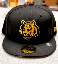 Load image into Gallery viewer, Cincinnati Bengals New Era Black 5950 Gold Metallic 59Fifty Fitted Cap