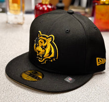Load image into Gallery viewer, Cincinnati Bengals New Era Black 5950 Gold Metallic 59Fifty Fitted Cap
