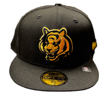 Load image into Gallery viewer, Cincinnati Bengals New Era Black 5950 Gold Metallic 59Fifty Fitted Cap