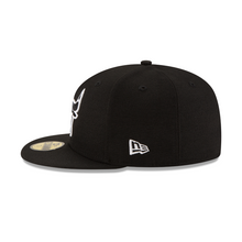 Load image into Gallery viewer, Chicago Bulls Black with White Bulls Logo 59fifty 5950 New Era Fitted Hat