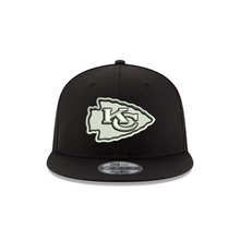 Load image into Gallery viewer, Kansas City Chiefs New Era 9Fifty 950 Snapback Black &amp; White Cap