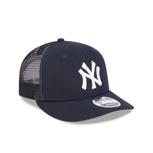 Load image into Gallery viewer, New York Yankees New Era Navy &amp; White 9Fifty 950 LP Curved Bill Trucker Snapback Hat