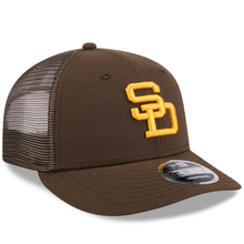 Load image into Gallery viewer, San Diego Padres New Era 9Fifty 950 Curved Bill Snapback Trucker Hat